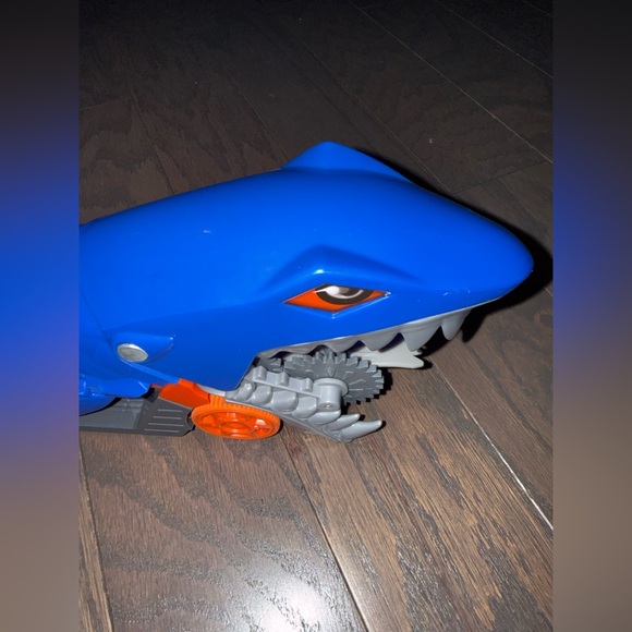 Hot Wheels GVG36 Shark Chomp Transporter Playset -Eats Cars! - Picture 3 of 13